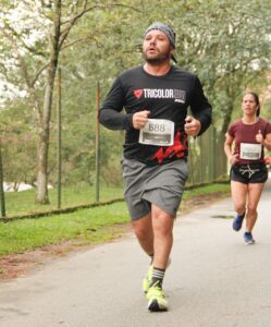 Homem corre com tênis amarelo