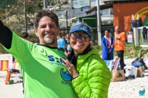 Homem e mulher abraçados