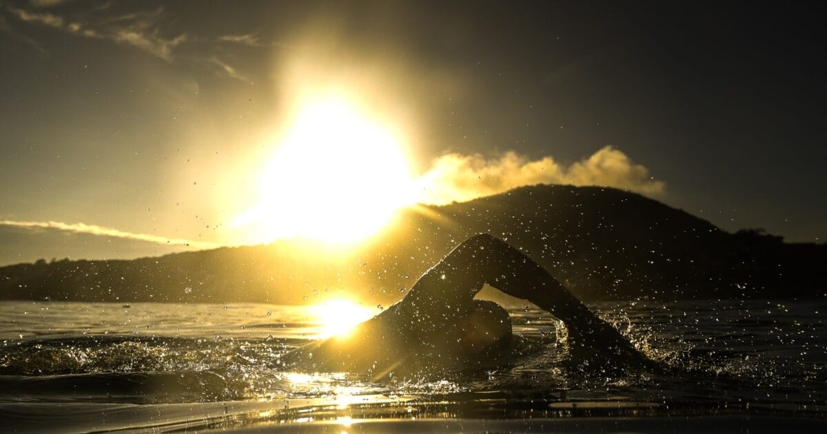 Nadador participa do Circuito Travessias Bombinhas